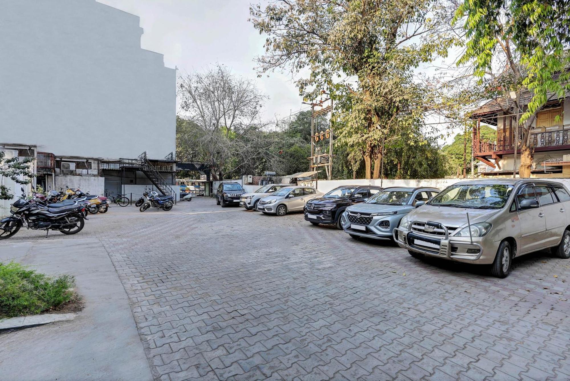 Treebo Rvg Hotel Vadodara Ngoại thất bức ảnh